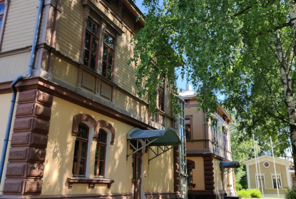 Ofisio Snellmaninkadun sisäänkäynti kesäisenä päivänä